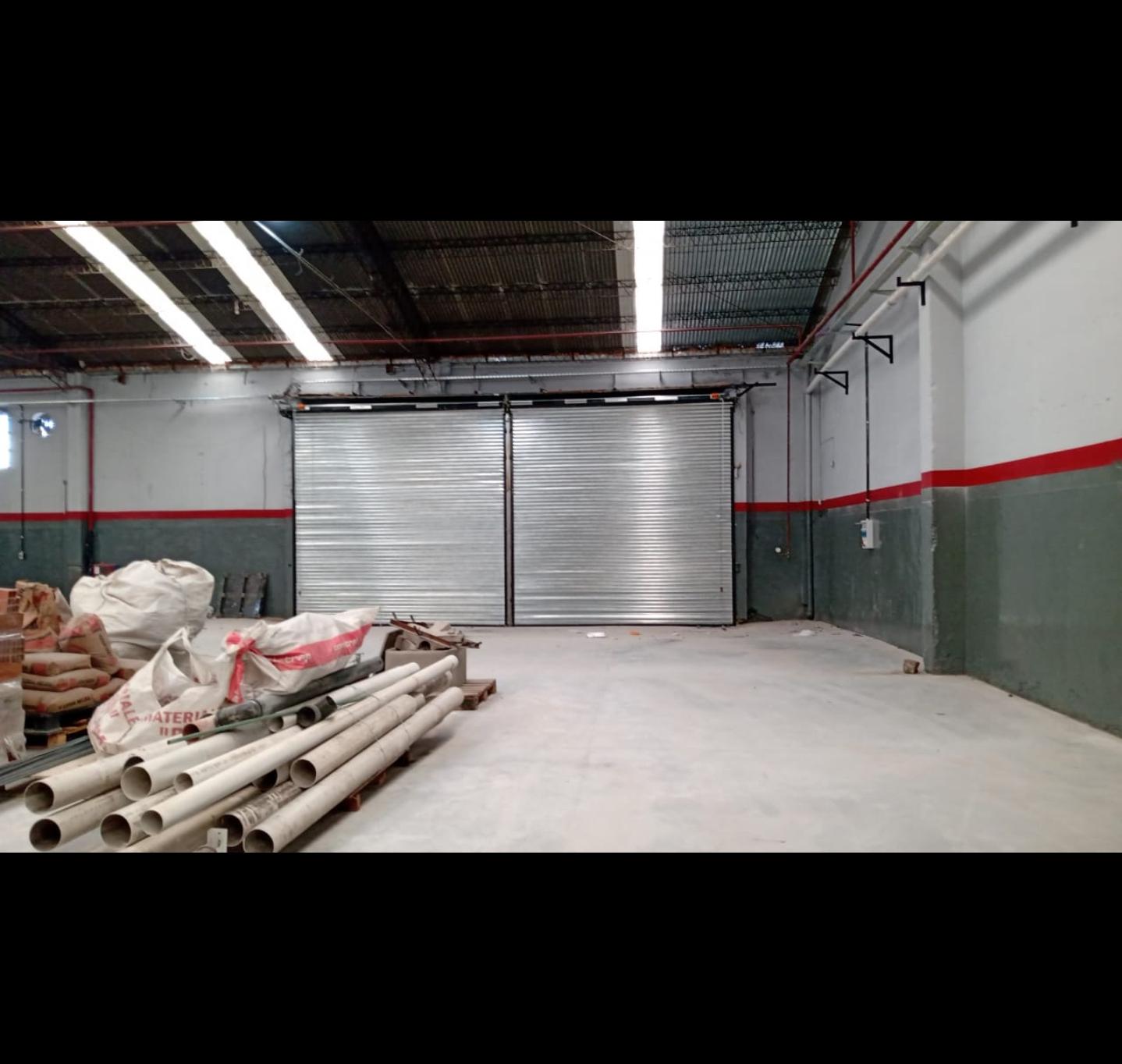 Instalación de cortinas metálicas en galpón industrial