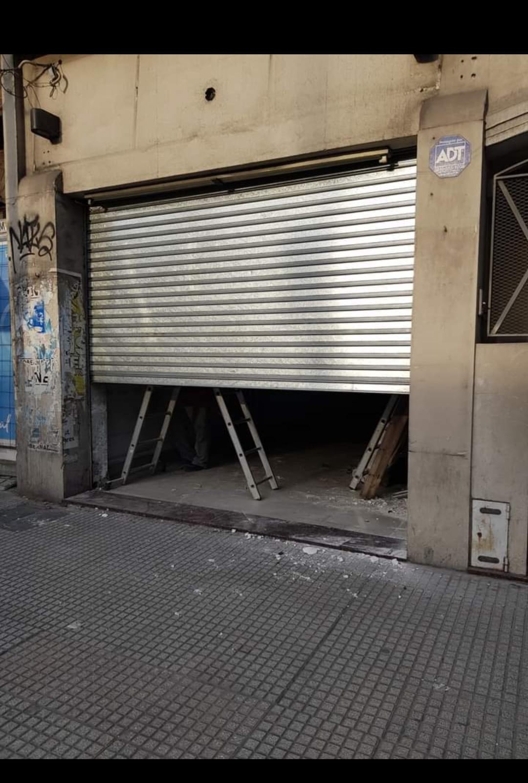 Reparación de cortina metálica en local comercial