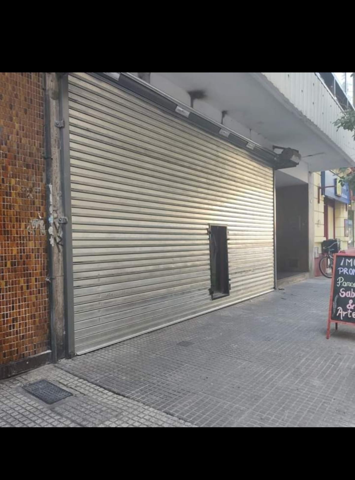 Cortina metálica con motor automático instalado