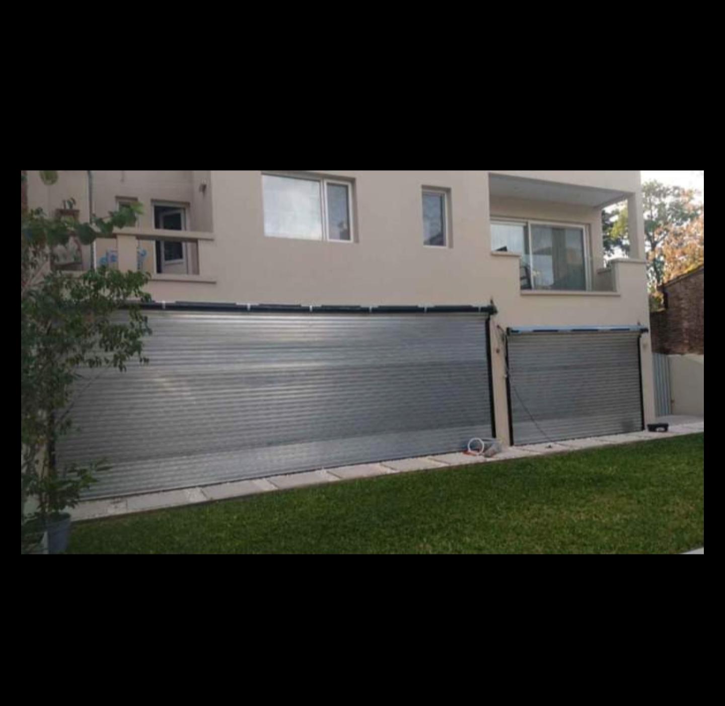 Instalación de cortinas metálicas en vivienda residencial