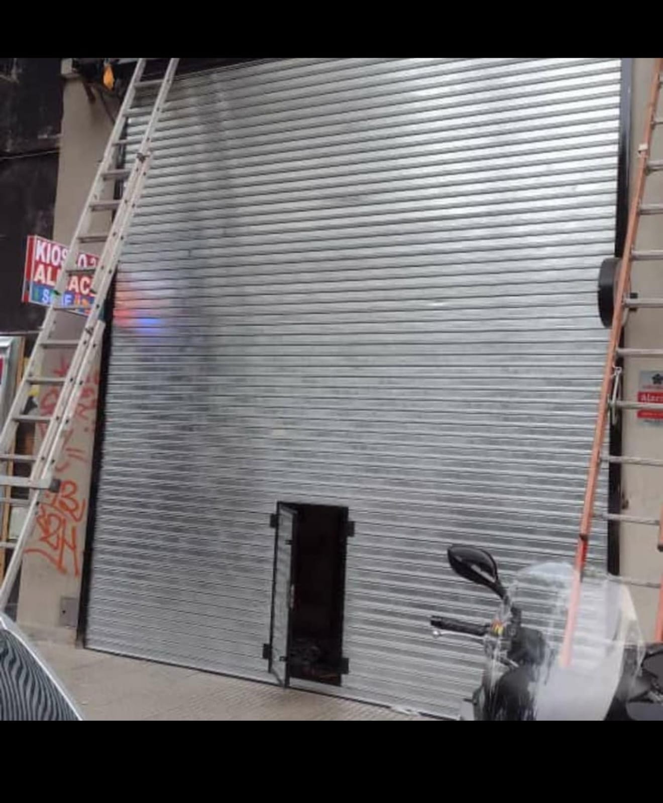 Cortina metálica nueva en local comercial
